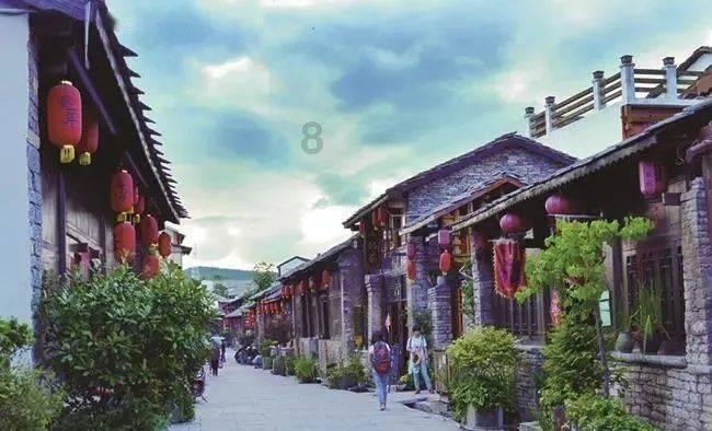 张婧仪化冬日梅子妆温柔清纯 雪地比耶软糯可爱